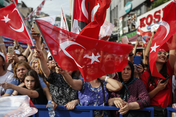 «Избиратели будут решать не только кому руководить Турцией, но и как ею управлять, куда движется ее экономика и какую роль она может сыграть в смягчении конфликтов на Украине и на Ближнем Востоке»