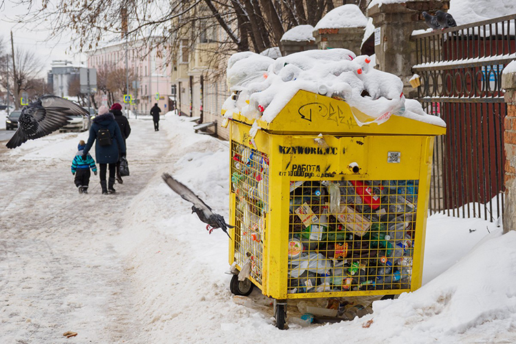 В казанских домовых чатах распространяются сообщения, что с мусорных площадок убираются все сетчатые контейнеры по сбору пластиковых отходов (на фото мусорные контейнеры УК «ПЖКХ»)