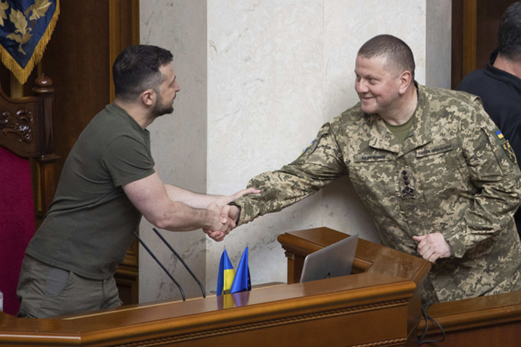 Как заявили в офисе президента, Залужный в итоге выступил за продолжение оборонительной операции в Артемовска, а также согласился с предложением Зеленского наращивать силы