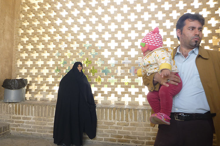 Черные одеяния иранских женщин — это своего рода дресс-код, которые необходимо соблюдать в силу необходимости