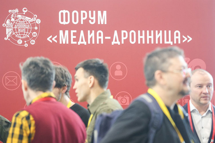 В технопарке «Сколково» в минувшие выходные прошло совсем неожиданное для этого места мероприятие — «Медиа-Дронница», организованное философом и политтехнологом Алексеем Чадаевым