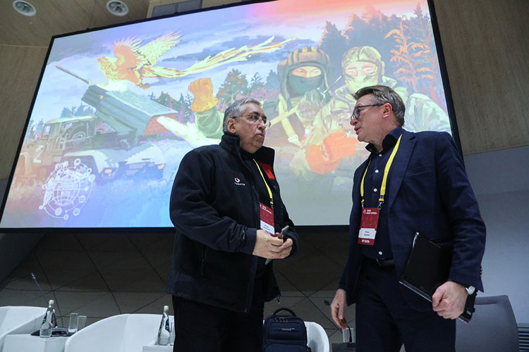 Игорь Ашманов (слева): «Если мне скажут, что остановимся на границах ЛДНР, то я брошу автомат и уйду. Я хочу до Львова, потому что иначе они накопят оружие и снова на нас нападут»