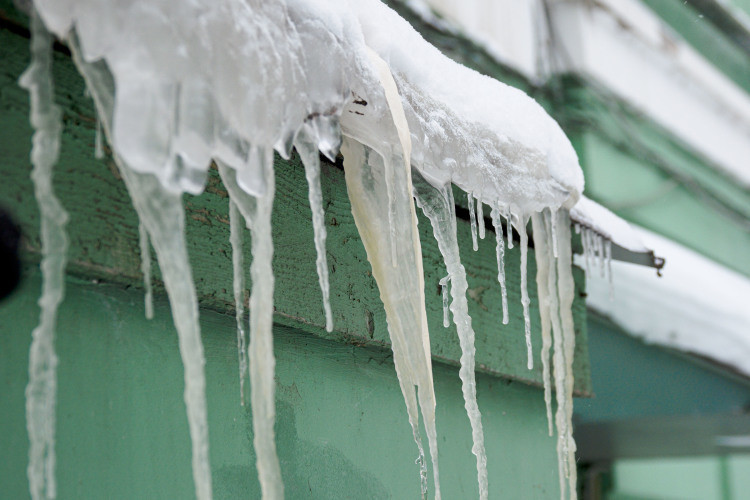 На улице потеплело и неубранные от снега и льда крыши домов стали особенно опасными