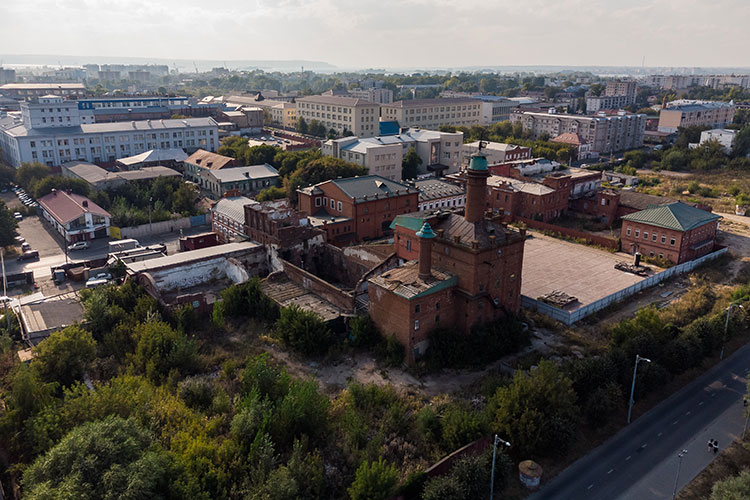 Улица Габудуллы Тукая соединяет Приволжский и Вахитовский районы. С исторической точки зрения она имеет огромный вес не только для столицы Татарстана, но и для всей страны