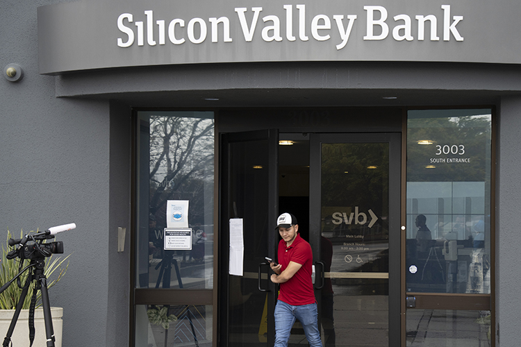 В США стремительно «схлопнулись» сразу два крупных банка — Silicon Valley Bank (SVB) и Signature Bank. Нынешний крах — самый масштабный со времен мирового финансового кризиса 2008 года