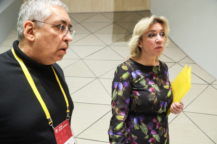 Полемику с Ашмановым про необходимость единого голоса государства и «Росинформбюро» Захарова продолжила в конце пленарного заседания, указывая, что возможные нападки на ведомство несправедливы