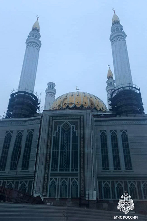 «Верующим мечеть всегда не помешает, тем более, такая красивая и большая. То есть пассивным верующим. Скидываться на окончание строительства никто не собирается, а помолиться — можно»