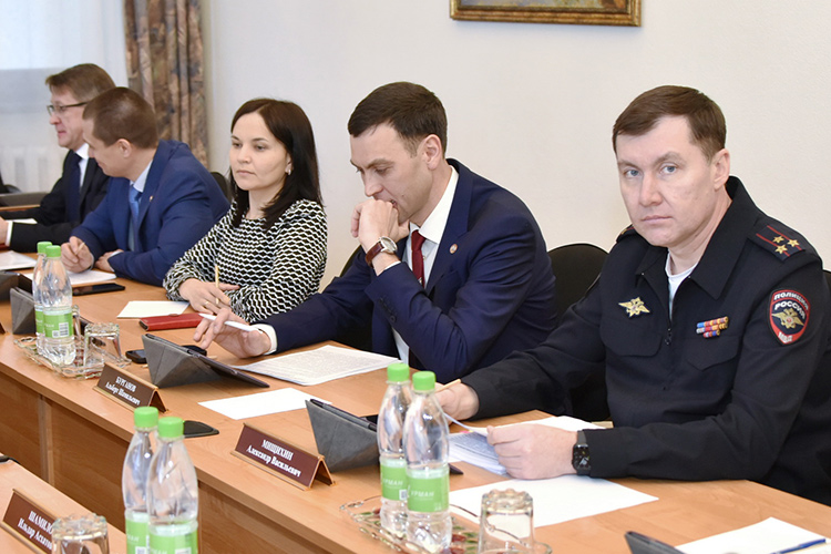 Александр Мищихин (справа) попросил депутатов еще расширить перечень статей КоАП, по которым можно отправлять детей в спеццентры
