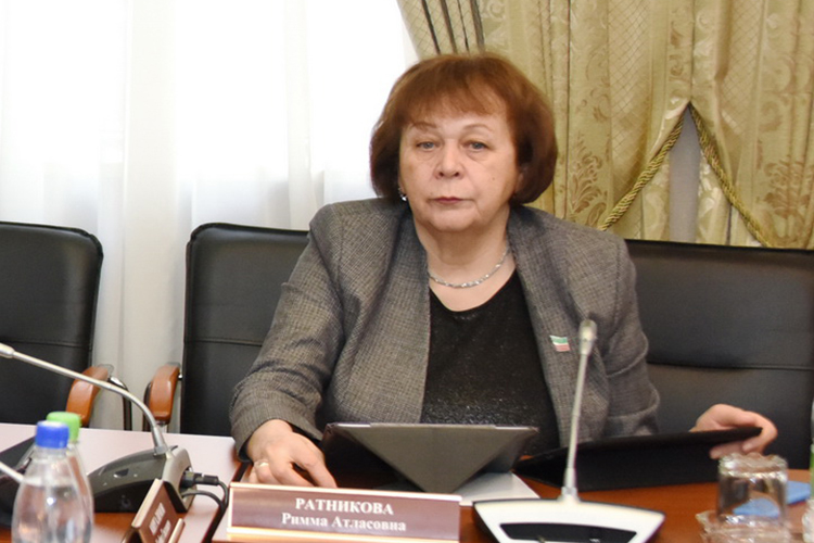 Римма Ратникова привела пример, что в законе о госсимволах РТ могут встречаться и «аппарат», и «администрация» президента РТ