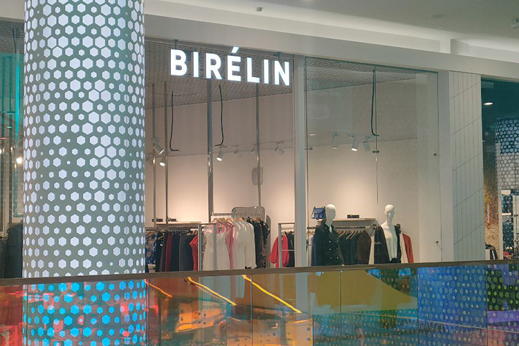 KazanMall обновил немало точек на втором этаже. В фешен-сегменте открылись французский бренд одежды Birelin и Seven Touch из России