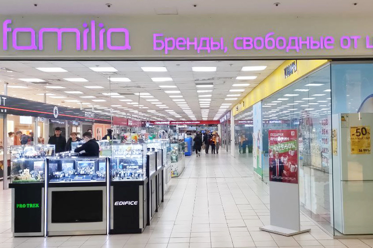 На втором этаже на месте «Дочки-сыночки» (год назад федеральная сесть ушла из Татарстана) открылась сеть off-price-магазинов Familia