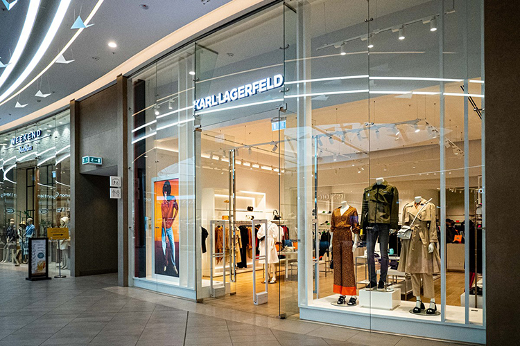 Пару недель назад на месте Marc O’Polo открылся бренд одежды и аксессуаров Karl Lagerfeld, основанный в 1984 году легендой мировой моды Карлом Лагерфельдом