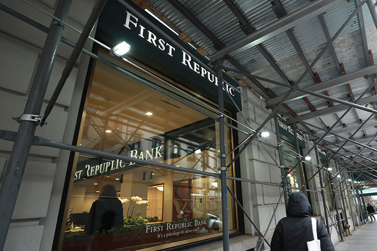 На фоне кризиса в Штатах приостановили торги акциями банка First Republic Bank (до этого они за день рухнули на 78%), а агентство S& P понизило рейтинг кредитной организации до «мусорного