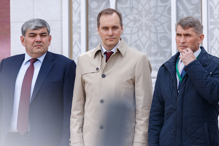 Татарстан ближе всего был связан с Дагестаном через команду Артема Здунова (в центре), который был председателем правительства этой горной республики