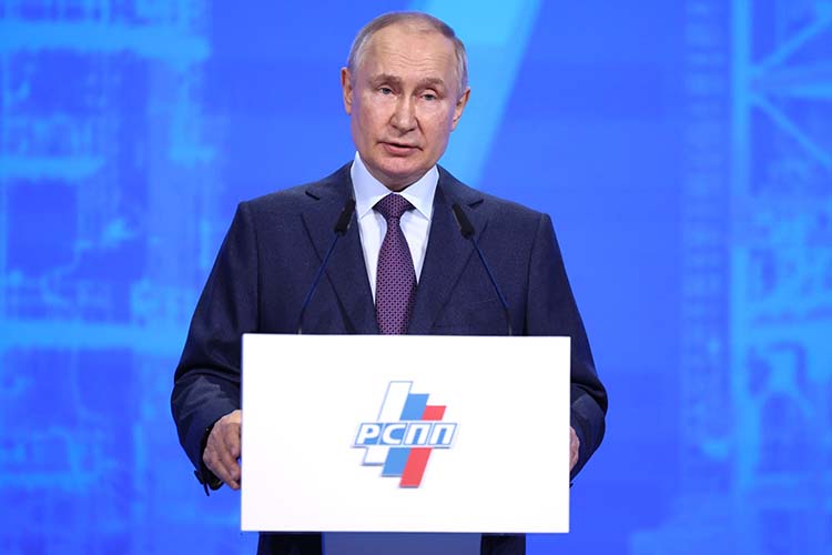 Владимир Путин: «Внутренний спрос вышел на траекторию устойчивого долгосрочного роста. В его основе — стабильность нашего рынка труда, увеличение зарплат и доходов граждан, а также снижение инфляции»