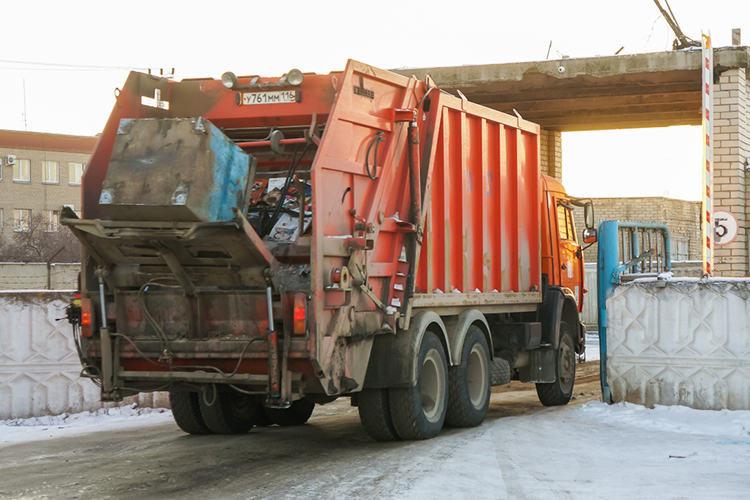 Пока в четверг вся страна обсуждала забастовку сотрудников Wildberries, в Казани внезапно разразились своей стычкой водители мусоровозов
