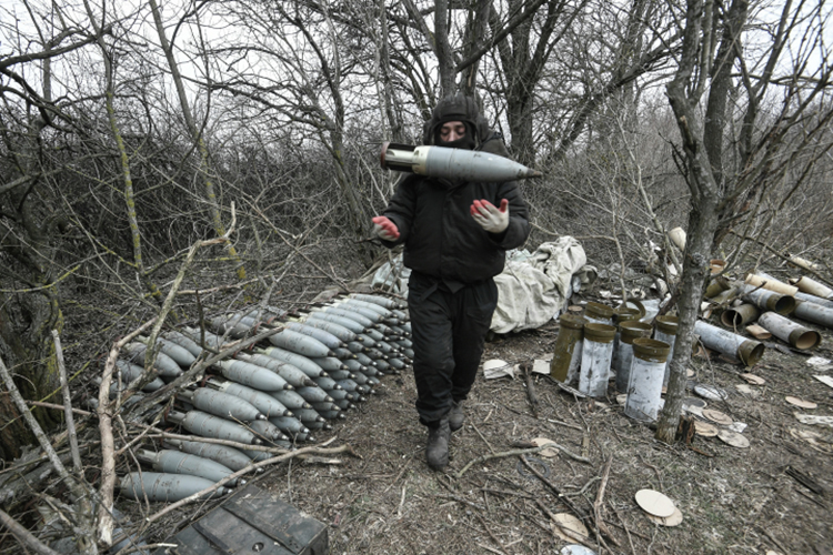 Вдоль всей линии боевого соприкосновения продолжаются артиллерийские дуэли, в том числе противник продолжает наносить удары вглубь территории Луганской народной республики