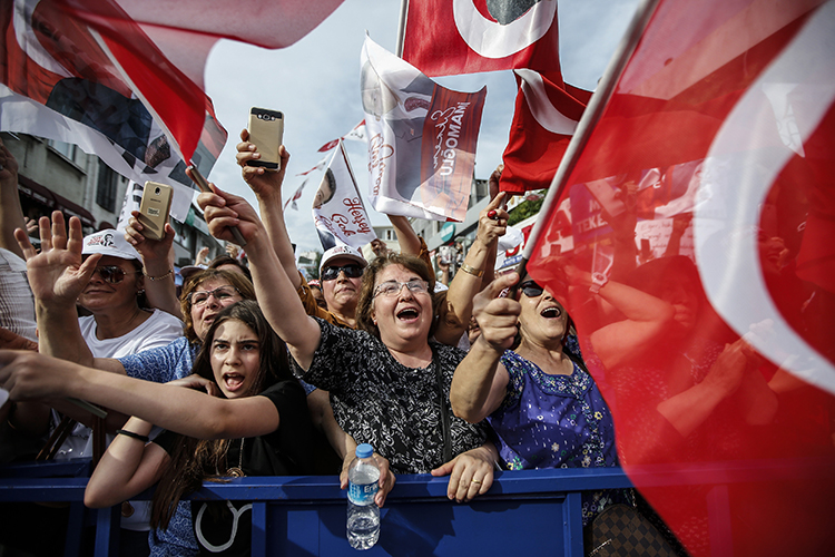 Действующий президент Турции Тайип Эрдоган является фаворитом предвыборной гонки, показал опрос исследовательского центра Areda Survey, пишет газета Yeni Şafak