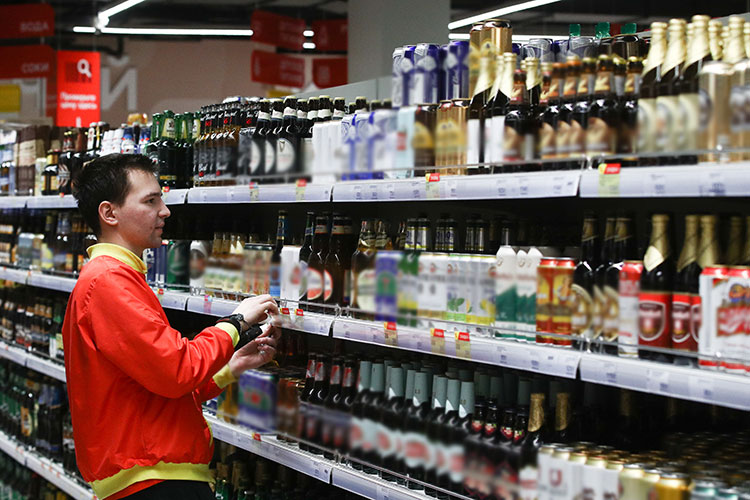 Фактически все пивные полки в магазинах заполнены: местное производство, плюс федеральные предприятия. По словам Дробиза, импортного пива в России была всего «капля» — 5%