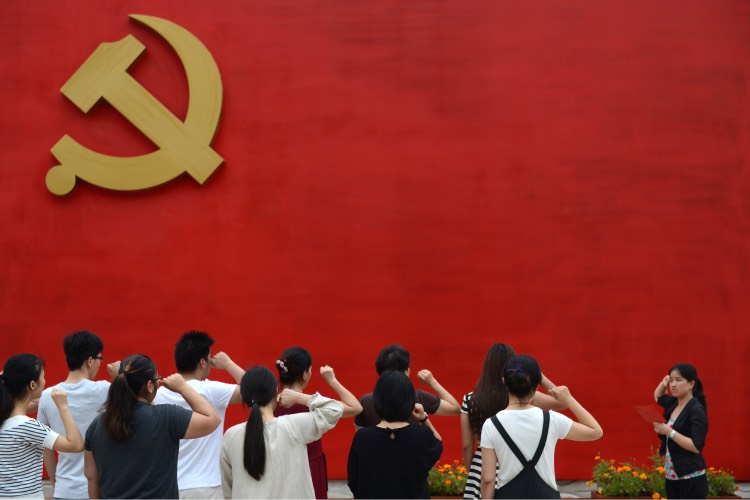 Китайцы не отказываются от коммунизма и время от времени проводят у себя конференции и мероприятия, связанные напрямую с марксистско-ленинским учением