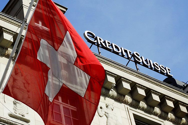 Власти Швейцарии экстренно спасают один из крупнейших банков страны — Credit Suisse. Стало известно, что UBS покупает тонущий Credit Suisse, а правительство уже одобрило сделку, не спросив мнения акционеров