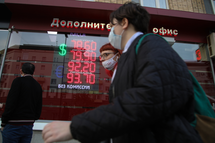 Напомним, что в начале лета 2022 года несколько крупных российских банков объявили о введении комиссий за обслуживание текущих валютных счетов