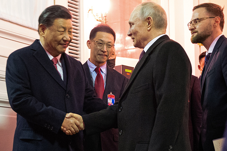 Агентство Reuters описывает поездку председателя КНР как «грандиозную демонстрацию солидарности» с Путиным, которая отличалась «тщательно срежиссированной помпезностью и церемониями»