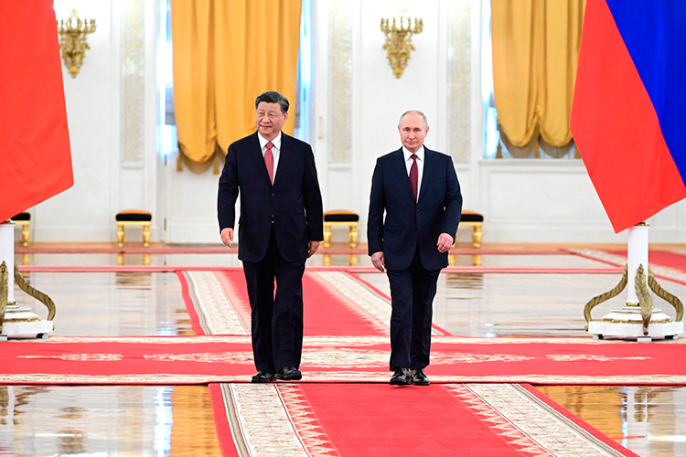 Путин и Си подписали два совместных заявления, где пообещали углубить связи по восьми стратегическим направлениям, прежде всего в финансовой, в промышленно-технологической и транспортно-логистической областях