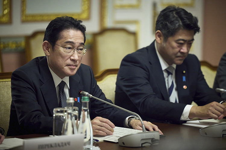 Япония выделит Украине $470 млн в формате безвозмездной помощи на энергетику и другие нужды, еще $30 млн — на нелетальное снаряжение, сообщил премьер-министр Японии Фумио Кисида по итогам визита в Киев