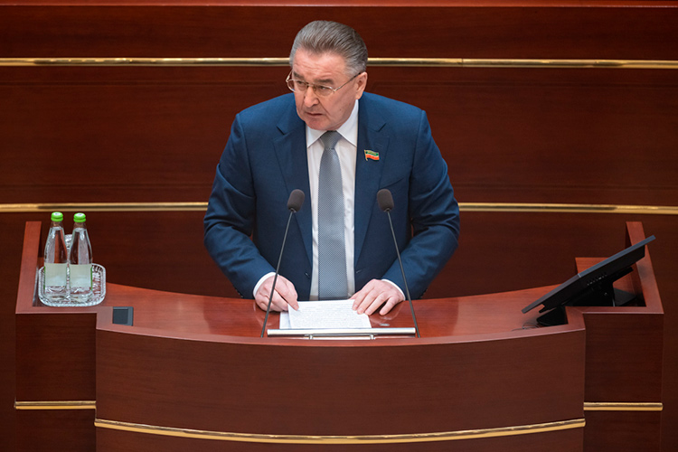Председатель комитета по госстроительству Альберт Хабибуллин на татарском представил законопроект о поправках в законы и дежурно уточнил, что претензий к нему нет, можно принимать