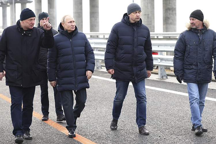 Отдельно Мишустин похвалил вице-премьера Марата Хуснуллина (слева) за быстрое восстановление Крымского моста