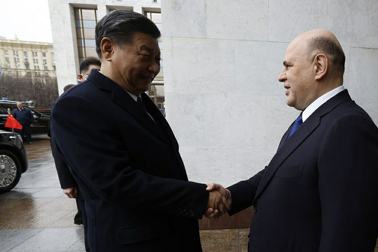 Одна из ключевых задач — поиск и укрепление взаимодействия с союзниками. Важное значение придается Китаю (на фото: Михаил Мишустин (справа) и председатель КНР Си Цзиньпин)