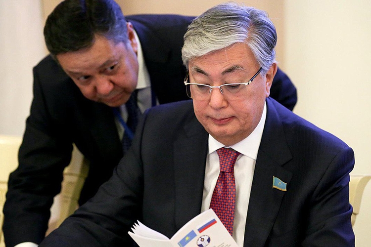В июне 2022 года президенту Казахстана Касым-Жомарту Токаеву пришлось лично опровергать слухи о том, что страна собирается выйти из ЕАЭС