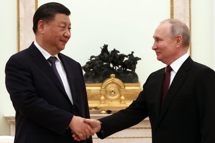 «Путин устраивает Си Цзиньпина на 150 процентов, также, как и Си Цзиньпин Путина — у них хорошие личные отношения. Так что нынешний визит — это и еще промежуточный итог их дружбы, черта под первым десятилетием личного взаимодействия»
