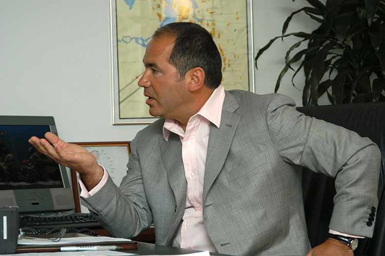 Фархад Ахмедов — российский бизнесмен азербайджанского происхождения, завсегдатай рейтинга миллиардеров от Forbes, экс-член Совета Федерации от Краснодарского края и Ненецкого автономного округа