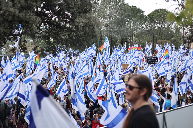 Протесты в Израиле начались еще в январе. Митинги проходили как минимум дважды в неделю, а число их участников постепенно росло