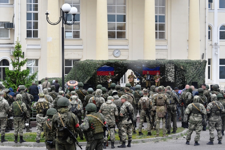 Военнослужащие СВО слушают концерт российских артистов на площади у вокзала в Купянске