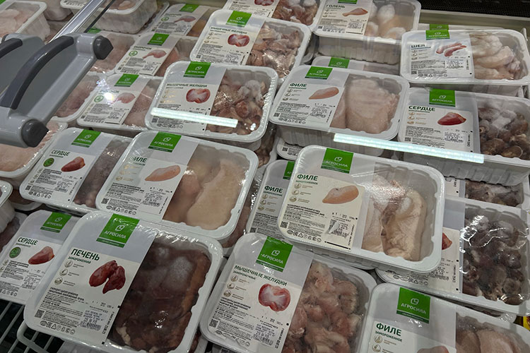 В «Бахетле» с мясной продукцией посложнее. Замороженные полуфабрикаты из курицы представлены почти одной «Агросилой». Цена на филе не поднялась с декабря — 448,7 рублей за кило, зато за год позиция выросла в цене на 32,3%