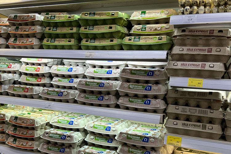Штормит цены на куриные яйца. В «Бахетле» лоток категории С0 продавался за 95 рублей, на 2,2% дороже, чем в декабре (тогда было 93 рубля), но на 19,7% дешевле прошлогоднего марта (118,3 рубля)