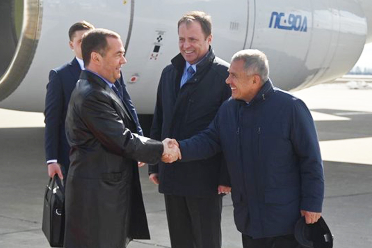 Зампредседателя совбеза РФ Дмитрий Медведев прилетел в Казань с однодневным рабочим визитом. Он посетит предприятия оборонно-промышленного комплекса и проведет совещание