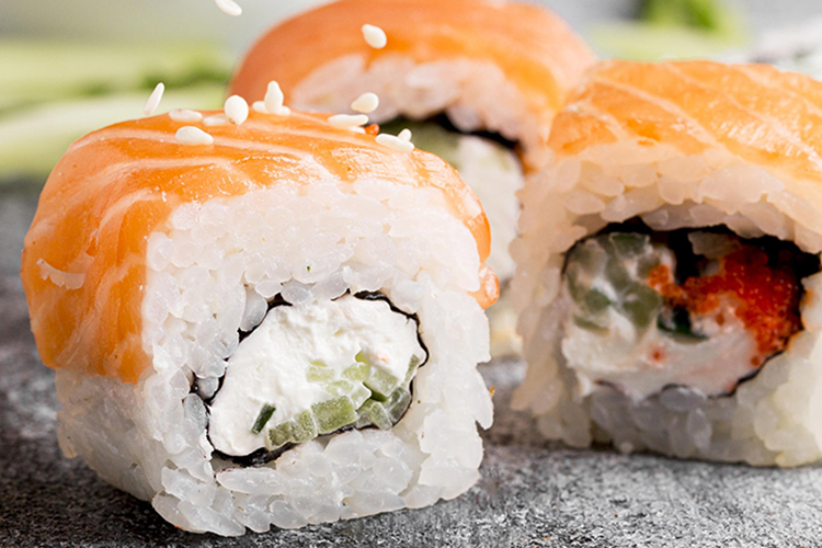 Выяснилось, что в 40% из проверенных блюд японской кухни от разных производителей обнаружена кишечная палочка, а превышения по количеству микроорганизмов зафиксированы в 100% случаев