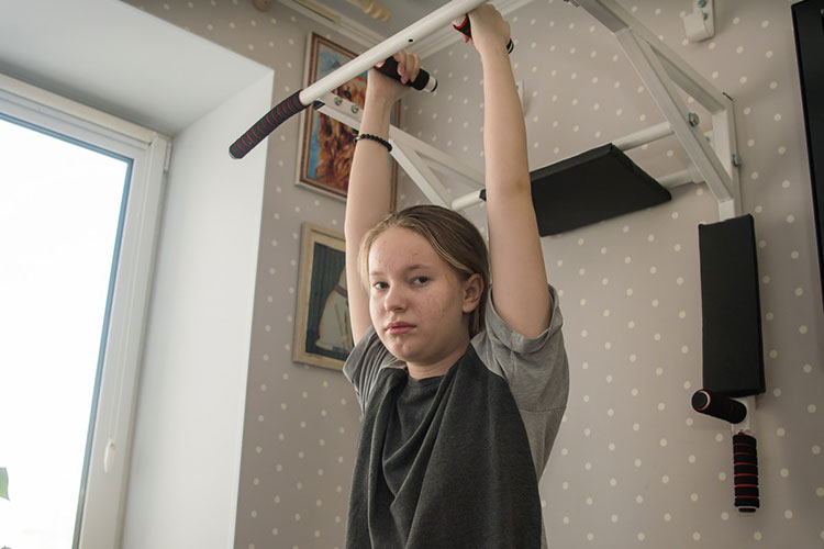 У 11-летней Дианы Рыбиной из Альметьевска грудопоясничный сколиоз 4-й, самой тяжелой степени. Девочка уже перенесла одну операцию на позвоночнике, теперь ей срочно нужна вторая