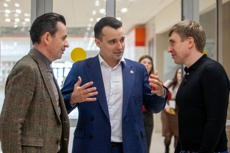 «С председателем правления «Движения первых» Григорием Александровичем Гуровым (справа на фото) мы в постоянной коммуникации, более того, Татарстан — пилотный регион по ряду инициатив»