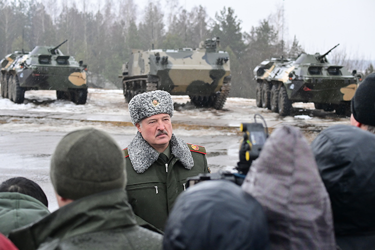 Александр Лукашенко предложил немедленно прекратить боевые действия на Украине, объявить перемирие без права перемещения техники и переброски оружия с обеих сторон