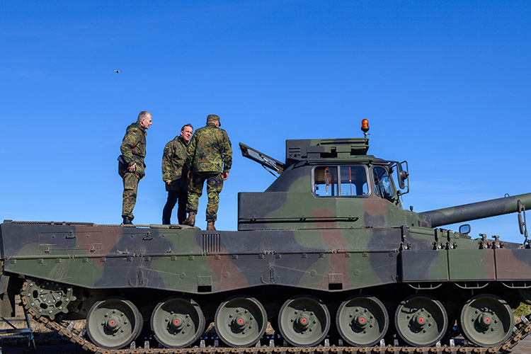 Германские танки Leopard, поставляемые на Украину, переоценены и не могут рассматриваться как «чудо-оружие», заявил отставной чешский генерал Иржи Шедивый