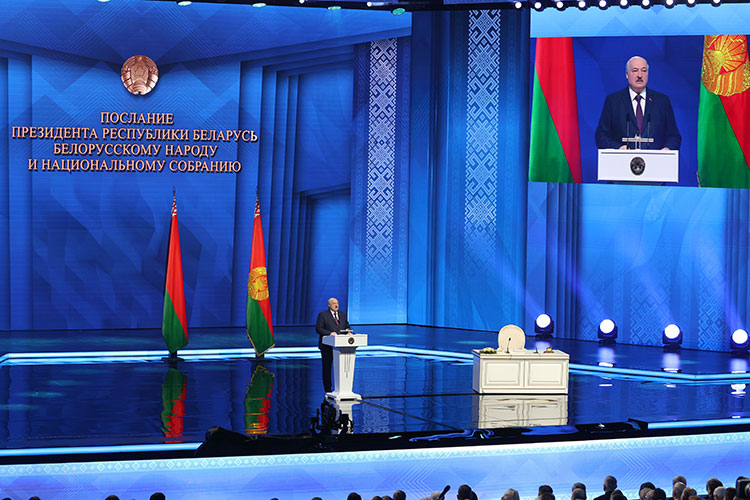 Лукашенко вспомнил и присоединение Крыма, на которое Россия «вынуждена была пойти», и Минские соглашения, которые оказались фарсом, и недавнее решение разместить в Беларуси тактическое ядерное оружие России