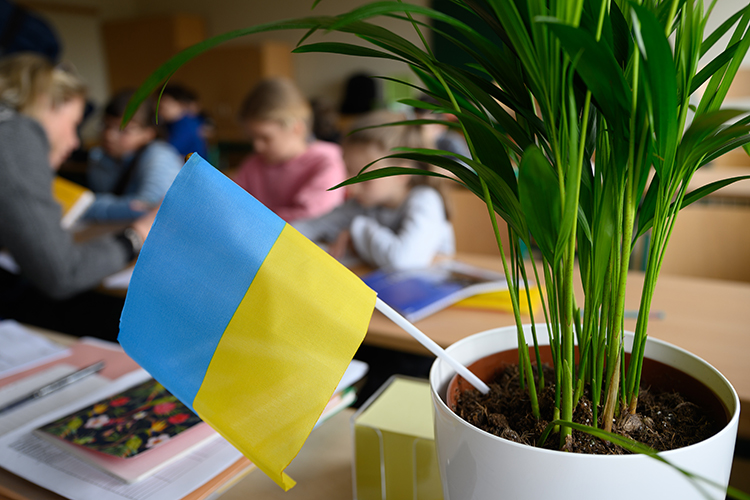 «В условиях, когда человек может выбирать, какую книгу на каком языке покупать, какую газету выписывать, в какую школу — русскую или украинскую — можно отдать ребенка, оказалось, что унификация идет в избавление от украинского языка»