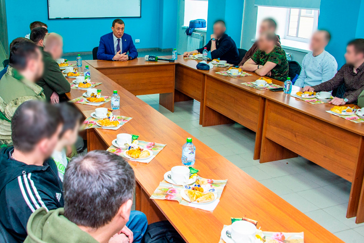 На деловом понедельнике Нижнекамска глава района Рамиль Муллин поделился впечатлениями о встрече с бойцами, которые вернулись в краткосрочный отпуск из спецоперации на 14 дней