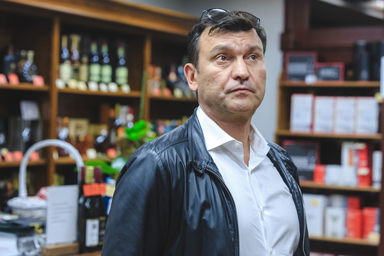 В конце 2021 года следственный комитет возбудил против Данилова и Давлетгараева (на фото) дела о неуплате налогов, арестовав 4 млн бутылок оценочной стоимостью в 1 млрд рублей, которые хранились на складе фирмы