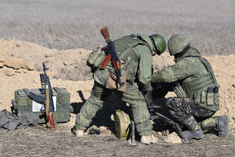 На донецком участке российские войска при поддержке артиллерии вели штурмовые действия в западной части Марьинки, на окраинах города Красногоровки и вблизи Первомайского